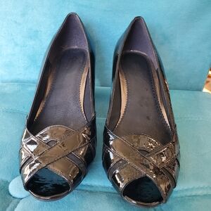 Clarks - Black Patent Leather - Peep Toe Kitten Heel - Classic Weave Pump Sz 10
